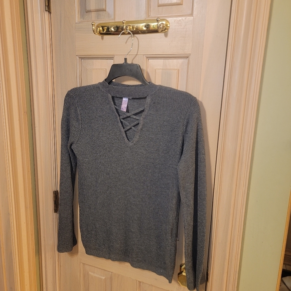 Misses sz M Alya Gray detailed neckline Sweater - Picture 6 of 6